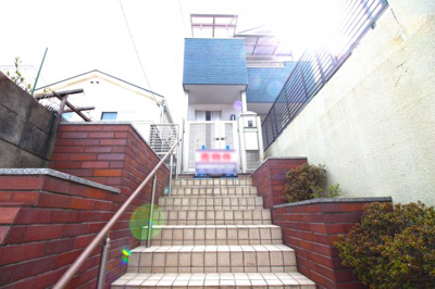 【外観】 | 宇治市宇治大谷　中古戸建 | 堀込ガレージ上のスペースは広く、お子様のプールやご家族でBBQなどが楽しめます。