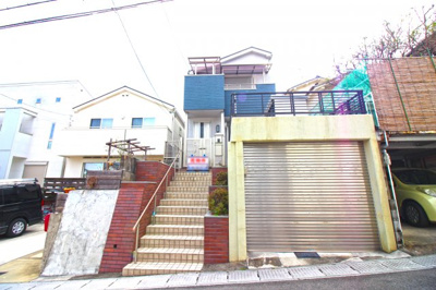 【外観】 | 宇治市宇治大谷　中古戸建 | 堀込ガレージはシャッター付きで大切なお車を守ります。