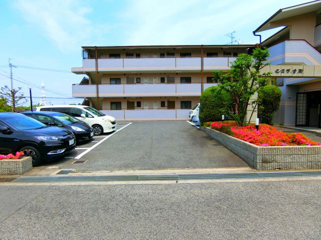 シェラ金剛の駐車場