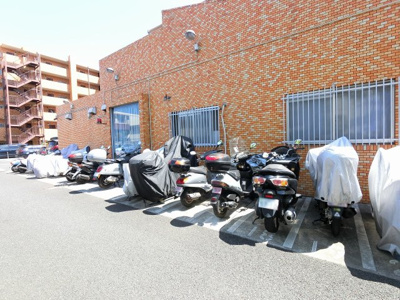 【その他共用部分】 | ドミール生麦 | バイク置場です。
