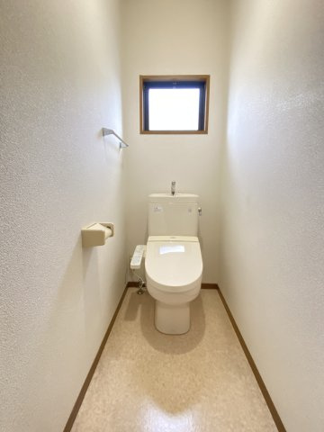 ヴィラ・メープルのトイレ|小窓付き、温水洗浄暖房便座付き