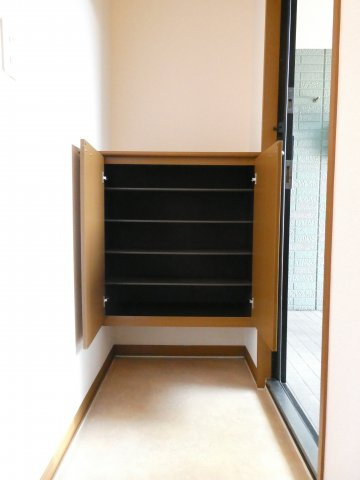 ヴィラ・メープルの玄関|シューズボックス