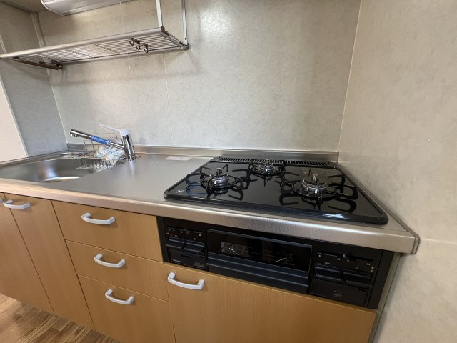ヴィラ・メープルのキッチン|スッキリした3口コンロ、グリルが付いたシステムキッチン