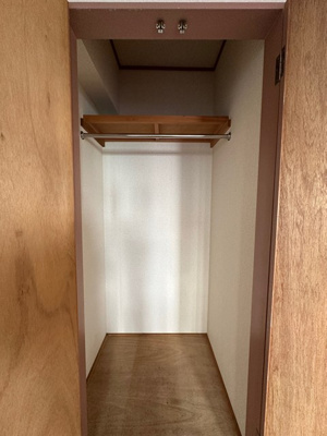 【収納】 | プラージュ | 洋室5.7帖のお部屋にあるクローゼットです♪お洋服もしわにならず、キレイに収納できます☆