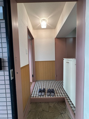 【玄関】 | プラージュ | 玄関から室内への景観です！右手にキッチン、左手に洋室5.7帖のお部屋があります♪