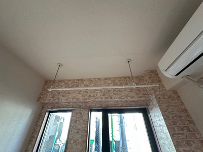 【設備】 | プラージュ | 洋室5.7帖のお部屋にある室内物干しです！雨の日やお出掛け時の室内干しにとても便利☆花粉や梅雨の時期に重宝しますね♪