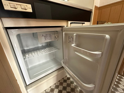 【設備】 | プラージュ | キッチンにあるミニ冷蔵庫です♪ペットボトルやビールなども冷やしておけますね☆