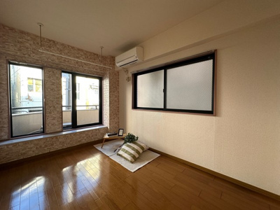 【洋室】 | プラージュ | 東向き洋室5.7帖☆バルコニーに繋がる角部屋二面採光のお部屋です！エアコン付きで1年中快適に過ごせますね☆オシャレなデザインクロスが魅力的です♪