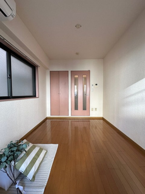 【寝室】 | プラージュ | 東向き洋室5.7帖☆クローゼットがあります♪お洋服の多い方もお部屋が片付いて快適に過ごせますね♪