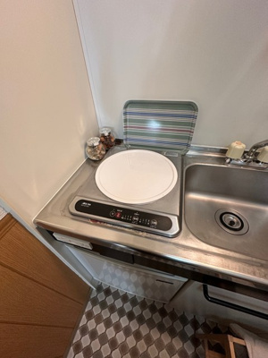 【キッチン】 | プラージュ | キッチンは1口IHクッキングヒーター♪IHは火を使わないので安心なうえ、お掃除もラクラク♪自炊生活で楽しく健康に！