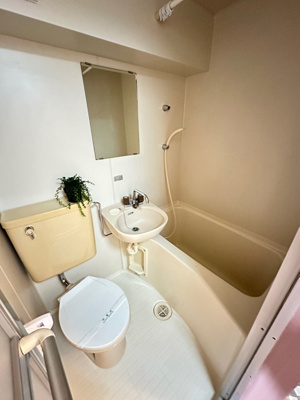 【浴室】 | プラージュ | ユニットバスでお掃除らくらく☆浴室内に洗面台・トイレ付きです♪雨の日のお洗濯にも便利な物干しバー完備です！