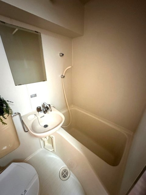 【洗面所】 | プラージュ | バスルームにある洗面台です！鏡の前で身支度ばっちりできちゃいます◎