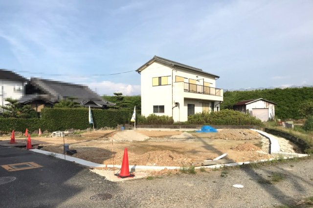 クロワールタウン土生町　　の前面道路含む現地写真