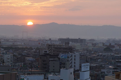 【展望】 | ブリリアシティ千里丘A棟 | 棟住戸より、山間から立ち昇る朝日と、西に傾く夕陽を眺める贅沢なひと時をお過ごしいただけます。