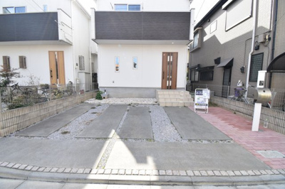 【駐車場】 | 小平市学園東町3丁目　中古戸建 | 玄関前の駐車スペースは買い物帰りで荷物が多くても楽ですね。前面道路も広いので車庫入れもしやすいです。