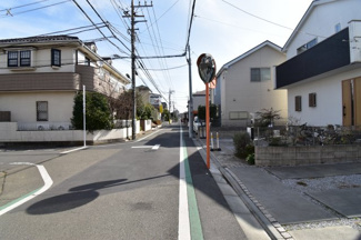 【前面道路含む現地写真】 | 前面道路は閑静な住宅地の通りとなるため、車通りは多くありません。 安心して車庫入れ可能。