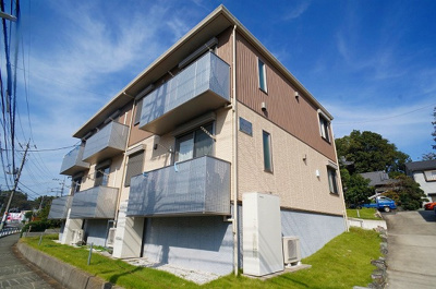 【外観】 | プレジール【SHM】 | 積水ハウス施工の賃貸住宅シャーメゾン♪「仲町台」駅にアクセス可能な最寄りバス停より徒歩3分！コンビニが近くて便利な住環境です☆