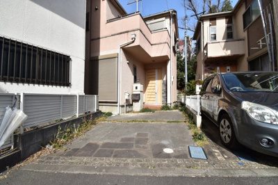 【駐車場】 | 国立市谷保7丁目　中古戸建 | 玄関前の駐車スペースは買い物帰りで荷物が多くても楽ですね。前面道路も広いので車庫入れもしやすいです。