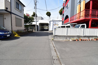 【前面道路含む現地写真】 | 国立市谷保7丁目　中古戸建 | 前面道路は閑静な住宅地の通りとなるため、車通りは多くありません。 安心して車庫入れ可能。