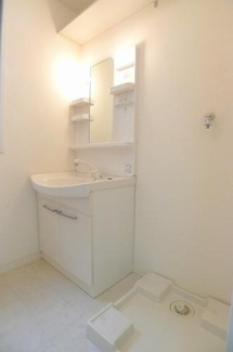 【独立洗面台】 | 【シャーメゾン】サジテール小倉台C棟 | シャワー付き洗面台です。上部に棚があります。※実際の間取りは反転となります。