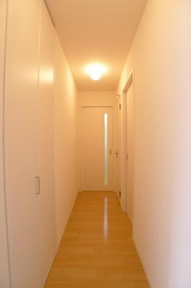 【玄関】 | 【シャーメゾン】サジテール小倉台C棟 | 玄関を入ると明るい雰囲気のホールになっております。※実際の間取りは反転となります。