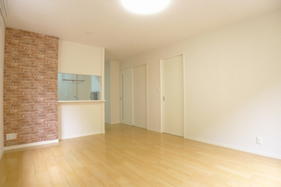 【居間・リビング】 | 【シャーメゾン】サジテール小倉台C棟 | レンガ調のアクセントクロスでオシャレな雰囲気です。※実際の間取りは反転となります。
