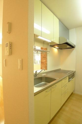 【設備】 | 【シャーメゾン】サジテール小倉台C棟 | キッチン横にはモニター付ドアホンが設置してあり来客者を確認できるので安心です。※実際の間取りは反転となります。