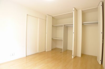 【寝室】 | 【シャーメゾン】サジテール小倉台C棟 | ６．３帖の洋室です。収納が豊富にあるので使い勝手が良いです。※実際の間取りは反転となります。