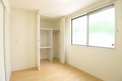 【子供部屋】 | 【シャーメゾン】サジテール小倉台C棟 | ５．２帖の洋室にもハンガーパイプ付きの収納があります。※実際の間取りは反転となります。
