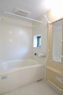 【浴室】 | 【シャーメゾン】サジテール小倉台C棟 | 追い焚き機能、浴室乾燥機付きです。※実際の間取りは反転となります。