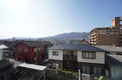 【展望】 | ハウスバーンフリート五日市中央 | 【サブバルコニー＆眺望】
五日市の山々が綺麗に見える
このサブバルコニーは、やわらかな陽射し、心地よい風。
どこまでも広がる青空の下、
一歩外へ出て身体を伸ばせば、
限りない開放感が身体を包み込みます