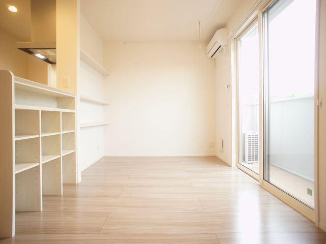 【居間・リビング】 | ヴィラレガーロB | 快適に過ごせるエアコンが付いています♪