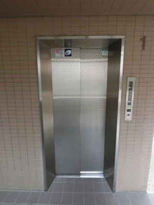 【その他共用部分】 | 新川崎ガーデンハウス | お買い物時やベビーカーの出し入れに便利なエレベーター付です。