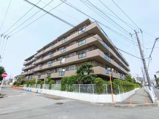 【外観】 | 総戸数８２戸、平成３年１０月築、管理人は日勤勤務につき管理体制良好です♪