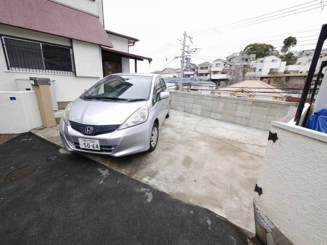 鈴蘭台南町6丁目貸家の駐車場