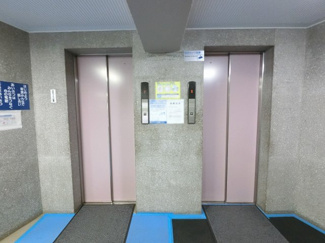 【その他共用部分】 | お買い物時やベビーカーの出し入れに便利なエレベーター付
混雑時にも便利なエレベーター2基付です。