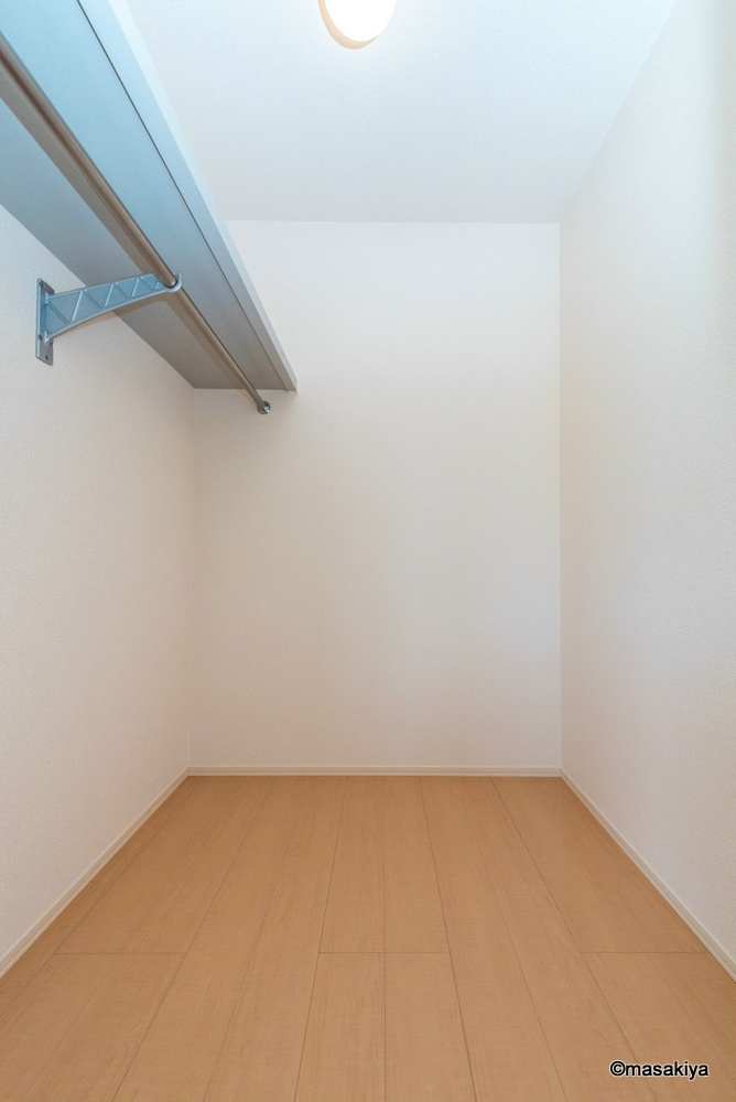 プレジールの居間・リビング|ウォークインクローゼット