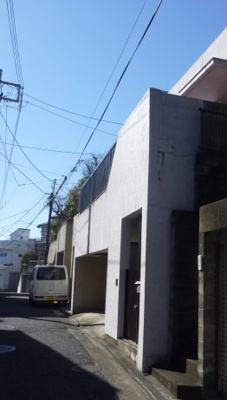 【前面道路含む現地写真】 | 鎌谷町中古戸建 | 道路に面した部分に、エントランスと駐車スペースがあります。