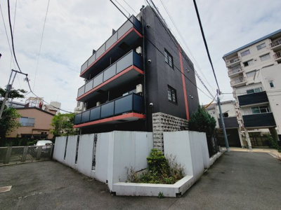 【外観】 | アーバンテラス町屋 | アーバンテラス町屋　2009年2月築。優雅さ漂うシックな外観。鉄筋コンクリート造の5階建てマンション。セキュリティ設備充実。宅配ボックスあり。駅から近くながら静かな環境です。