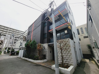 【外観】 | アーバンテラス町屋　2009年2月築。優雅さ漂うシックな外観。鉄筋コンクリート造の5階建てマンション。セキュリティ設備充実。宅配ボックスあり。駅から近くながら静かな環境です。