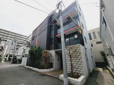 【外観】 | アーバンテラス町屋 | アーバンテラス町屋　2009年2月築。優雅さ漂うシックな外観。鉄筋コンクリート造の5階建てマンション。セキュリティ設備充実。宅配ボックスあり。駅から近くながら静かな環境です。