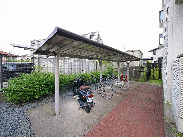 シャルムⅠ帝塚山のその他共用部分|屋根付きの駐輪場です