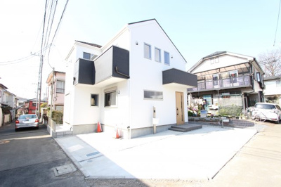 【外観】 | 立川市幸町1期 | 白を基調とした外観で、駐車スペースも2台あります。