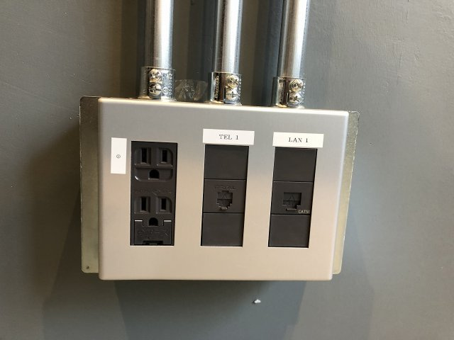 WORK＆HOUSE Suidobashiのその他共用部分|各室内に設置されているアウトレットでインターネット光ギガ回線利用無料