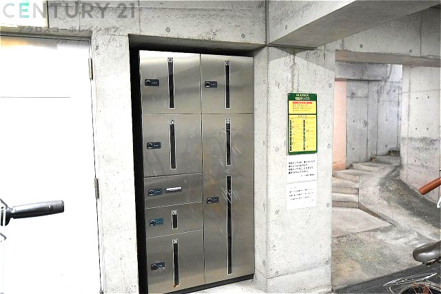 宅配ボックスは荷物の受け取りや配達が便利で安全です。不在時でも荷物が確保され、盗難や損傷のリスクが減少。受け取り時間の柔軟性が向上。外出先からでも荷物の受け取りや預けが可能となります。