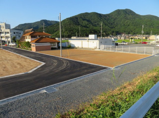 【外観】 | 南側道路より撮影（８月５日現在）