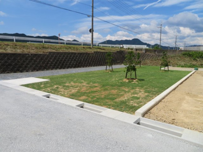 【外観】 | 柏原パークタウン | 公園・ゴミステーション付近（８月５日現在）