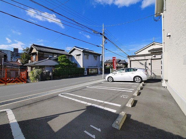 メゾン　ド　アゼリア　Ａの駐車場|車をお持ちの方に嬉しい駐車場付きの物件です