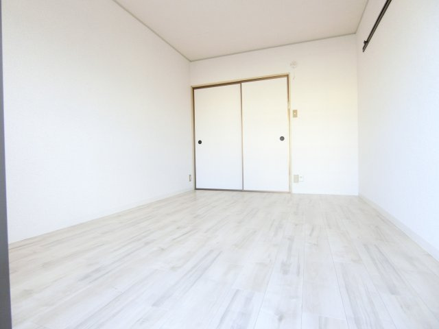 リバーヒル喜志の洋室