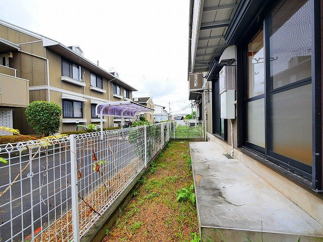 エクレール平城Aの庭|お庭で自由な時間を過ごせます